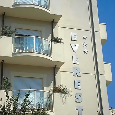 Hotel Everest