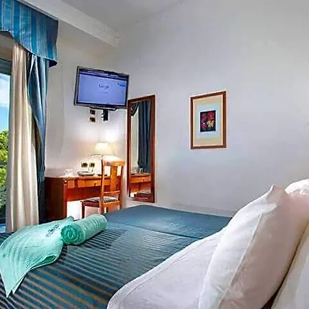 Everest Hotel 3*